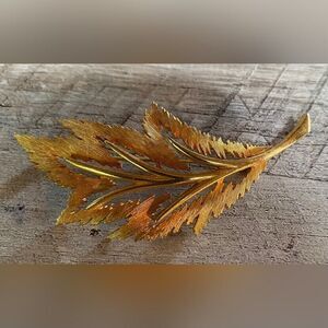 J J Jonette Brooch Pin Gold tone Leaf 3”